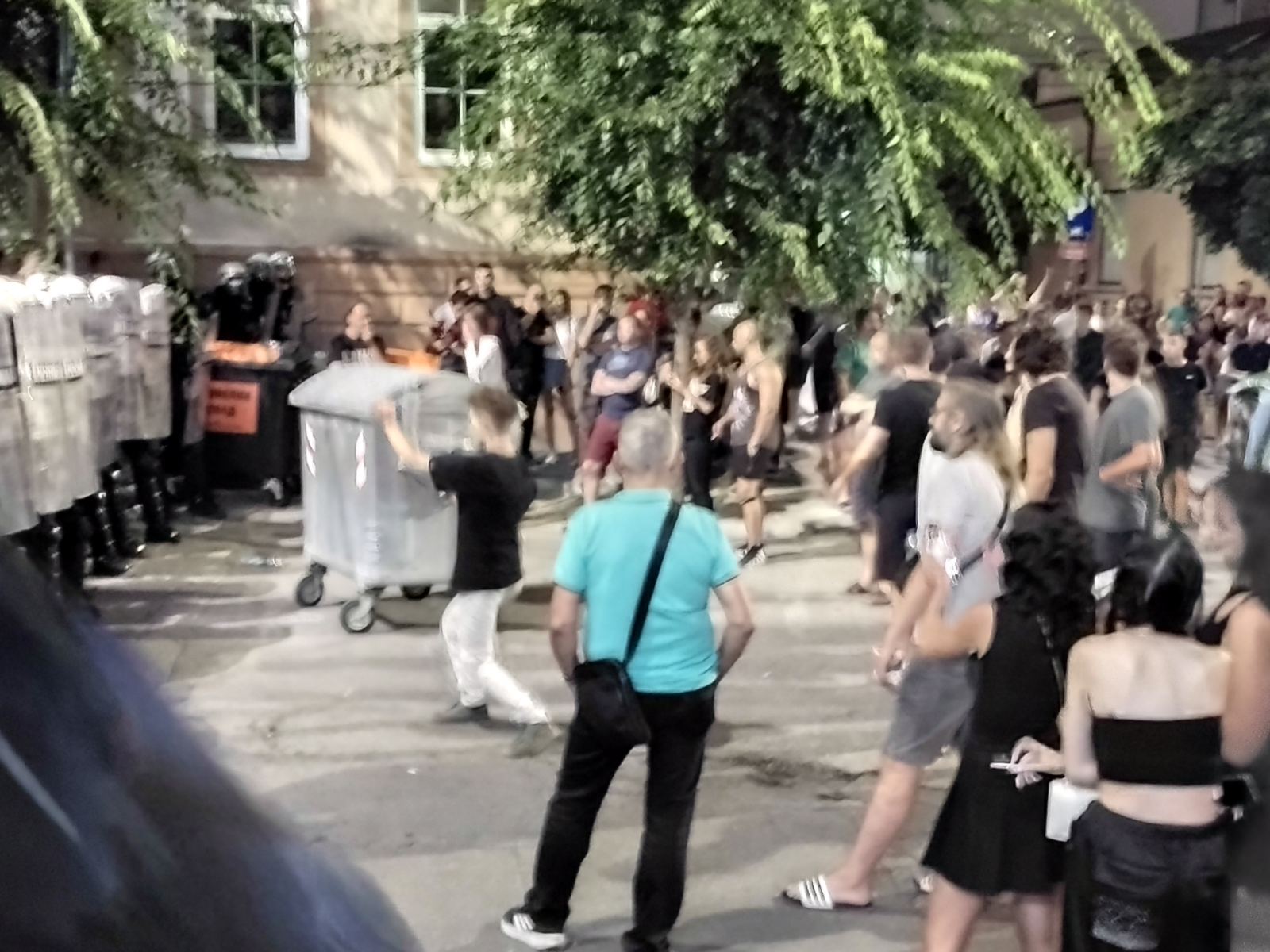 (VIDEO, FOTO) Protest "Večeras pucate po šavovima" širom Srbije: Neredi i incidenti u više gradova, policija rasterivala građane suzavcima, demolirane prostorije SNS u Novom Sadu 2