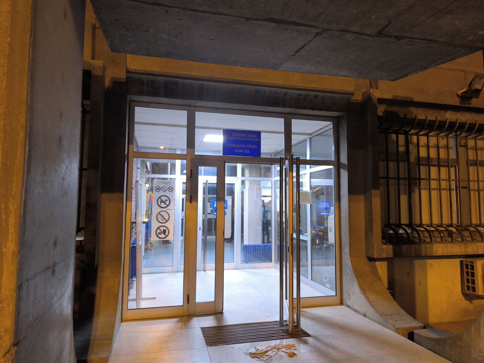 Advokatima uhapšenih u Novom Sadu policija ne dozvoljava 12 sati kontakt sa njima 2