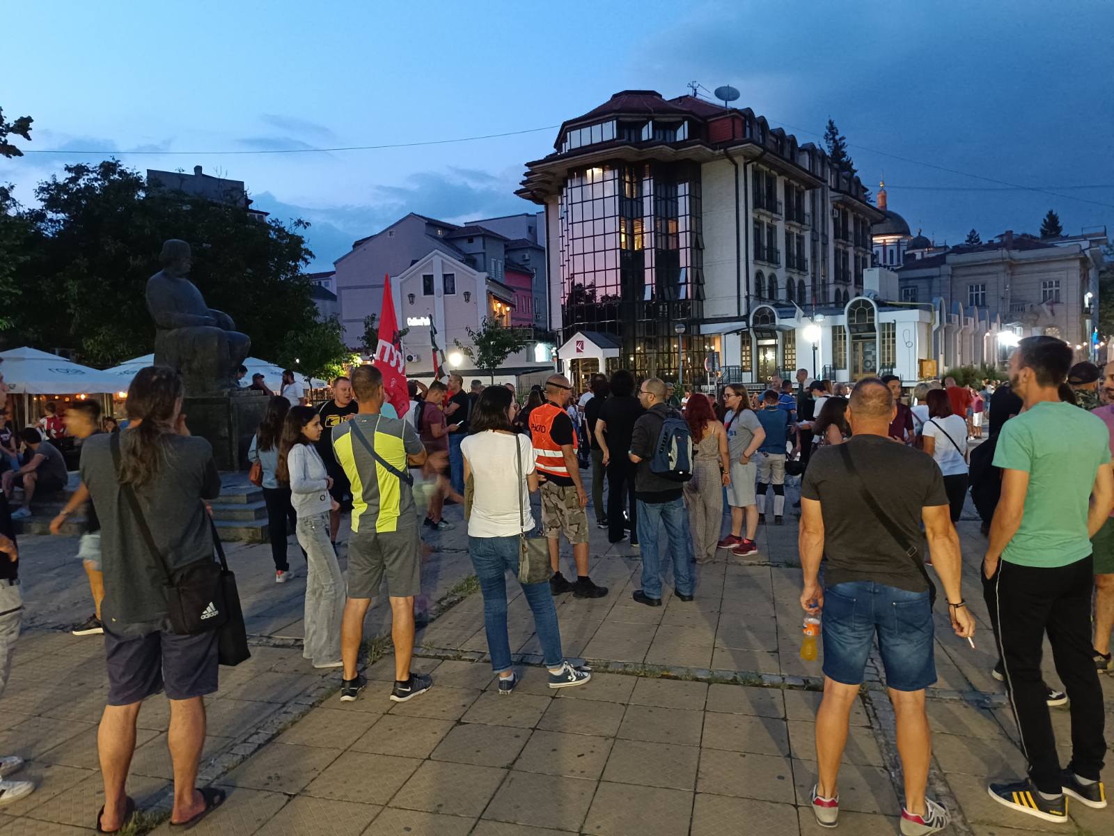 (VIDEO, FOTO) Protest "Gde smo ono stali?": Novopazarci blokirali magistralu ka Crnoj Gori, žandarmerija potisnula građane iz Cvijićeve nakon razbijanja stakla na prostorijama SNS 8