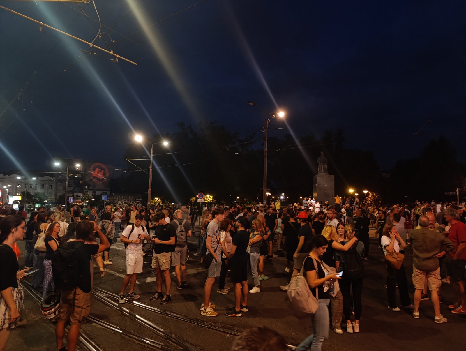 (VIDEO, FOTO) Protest "Gde smo ono stali?": Novopazarci blokirali magistralu ka Crnoj Gori, žandarmerija potisnula građane iz Cvijićeve nakon razbijanja stakla na prostorijama SNS 7