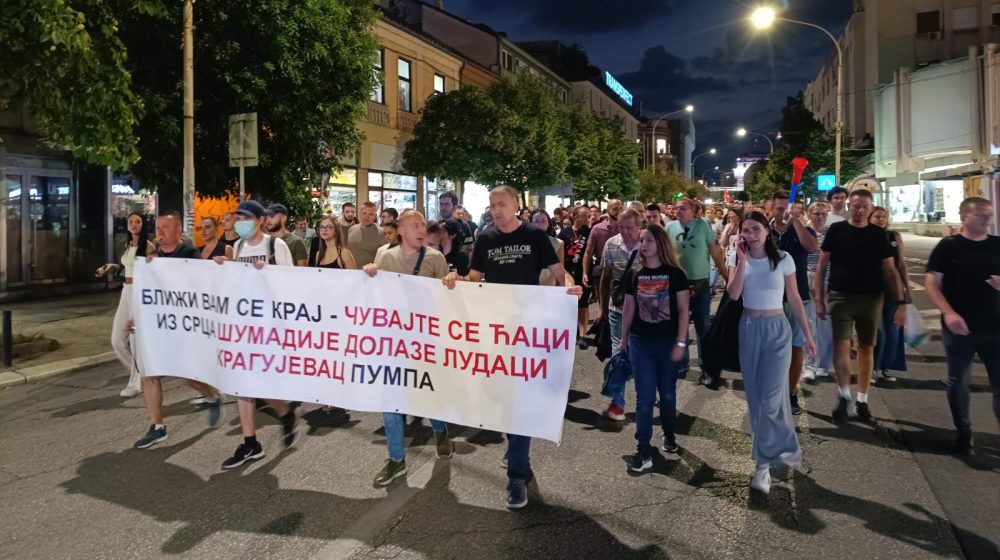 (VIDEO, FOTO) Protest "Gde smo ono stali?": Novopazarci blokirali magistralu ka Crnoj Gori, žandarmerija potisnula građane iz Cvijićeve nakon razbijanja stakla na prostorijama SNS 1