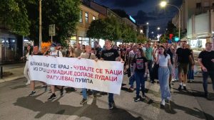 Sedmo veče zaredom građani širom zemlje okupili su se na poziv studenta u blokadi, u znak protesta zbog nasilnog postupanja policije i pristalica vladajuće stranke prema demonstrantima. Nereda je bilo u Zemunu gde su zapaljene prostorije i u Cvijićevoj na Paliluli gde su razbijena stakla na prostorijama Srpske napredne stranke.