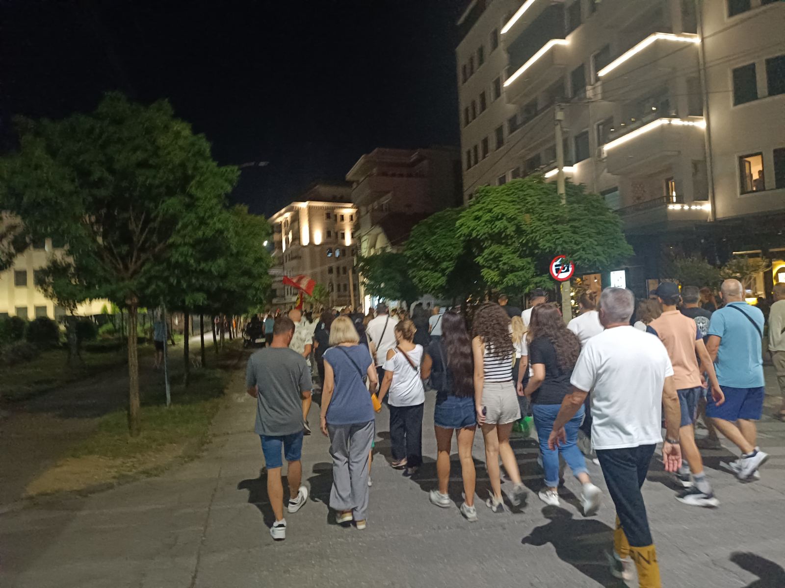 (VIDEO, FOTO) Protest "Gde smo ono stali?": Novopazarci blokirali magistralu ka Crnoj Gori, žandarmerija potisnula građane iz Cvijićeve nakon razbijanja stakla na prostorijama SNS 6