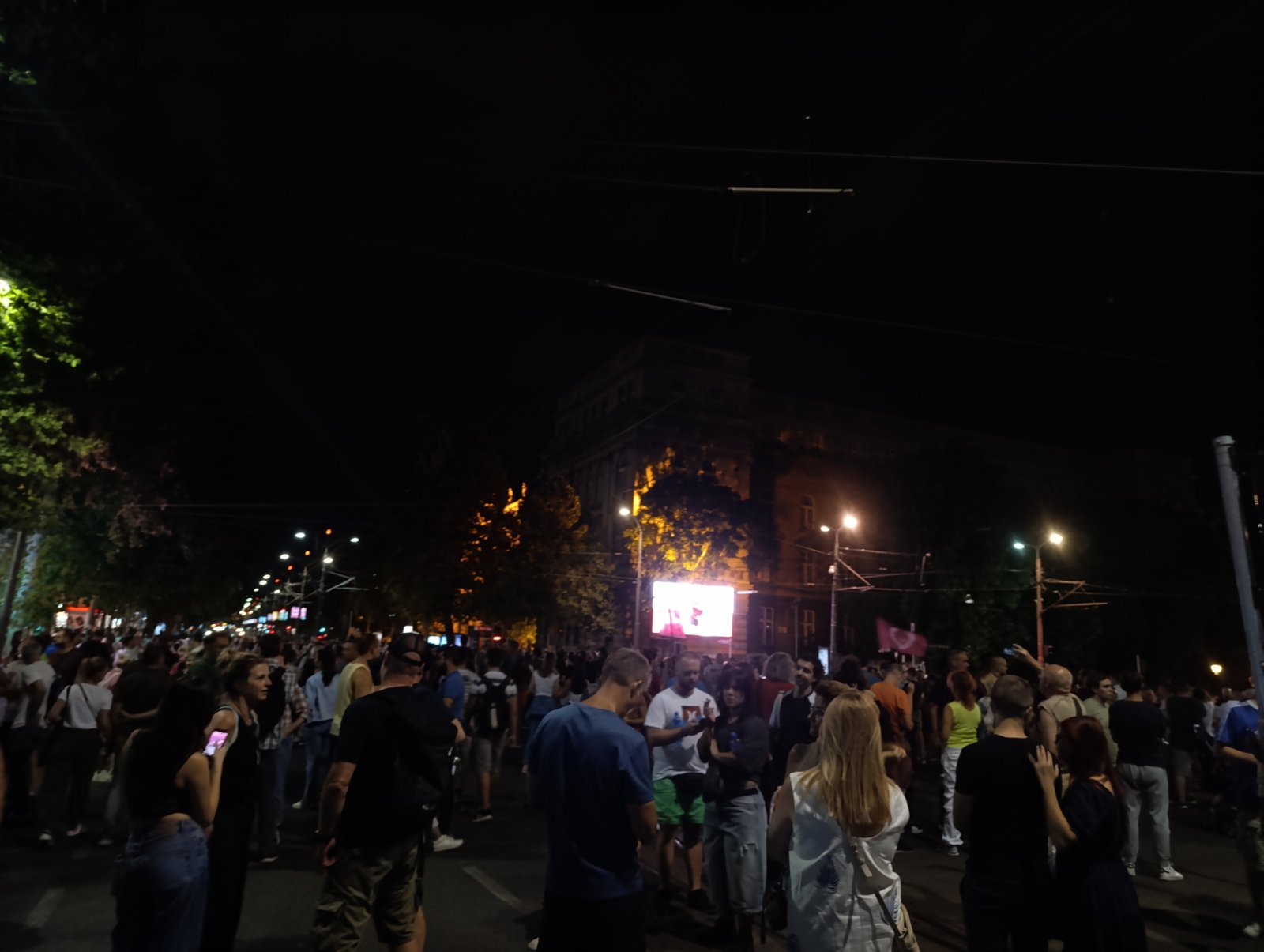 (VIDEO, FOTO) Protest "Gde smo ono stali?": Novopazarci blokirali magistralu ka Crnoj Gori, žandarmerija potisnula građane iz Cvijićeve nakon razbijanja stakla na prostorijama SNS 5