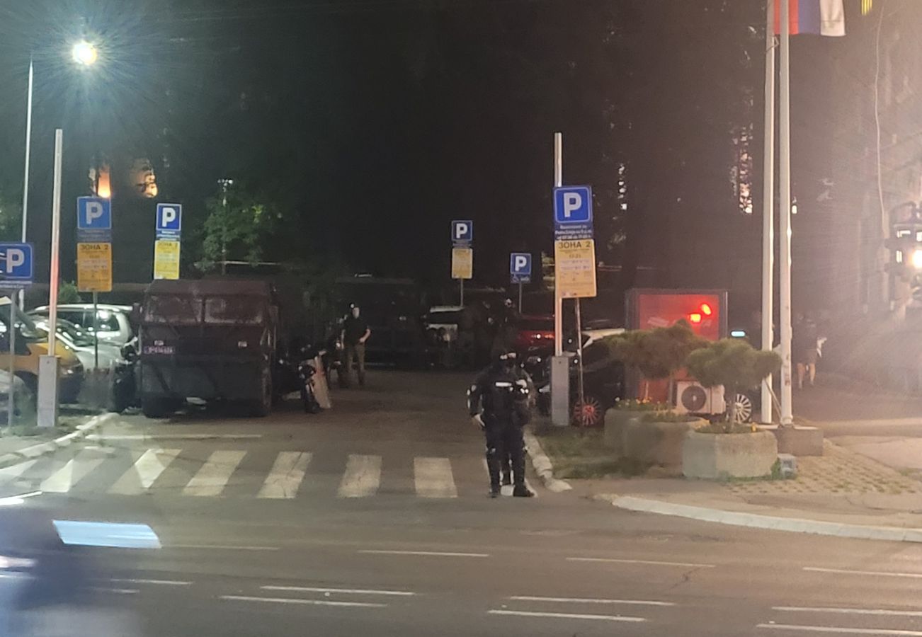 (VIDEO, FOTO) Protest "Gde smo ono stali?": Novopazarci blokirali magistralu ka Crnoj Gori, žandarmerija potisnula građane iz Cvijićeve nakon razbijanja stakla na prostorijama SNS 4