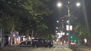 Policija je identifikovala i po nalogu Višeg javnog tužilaštva u Beogradu uhapsila tri osobe koje su u ponedeljak uveče (18. avgusta) u Cvijićevoj ulici razbijala prostorije SNS.