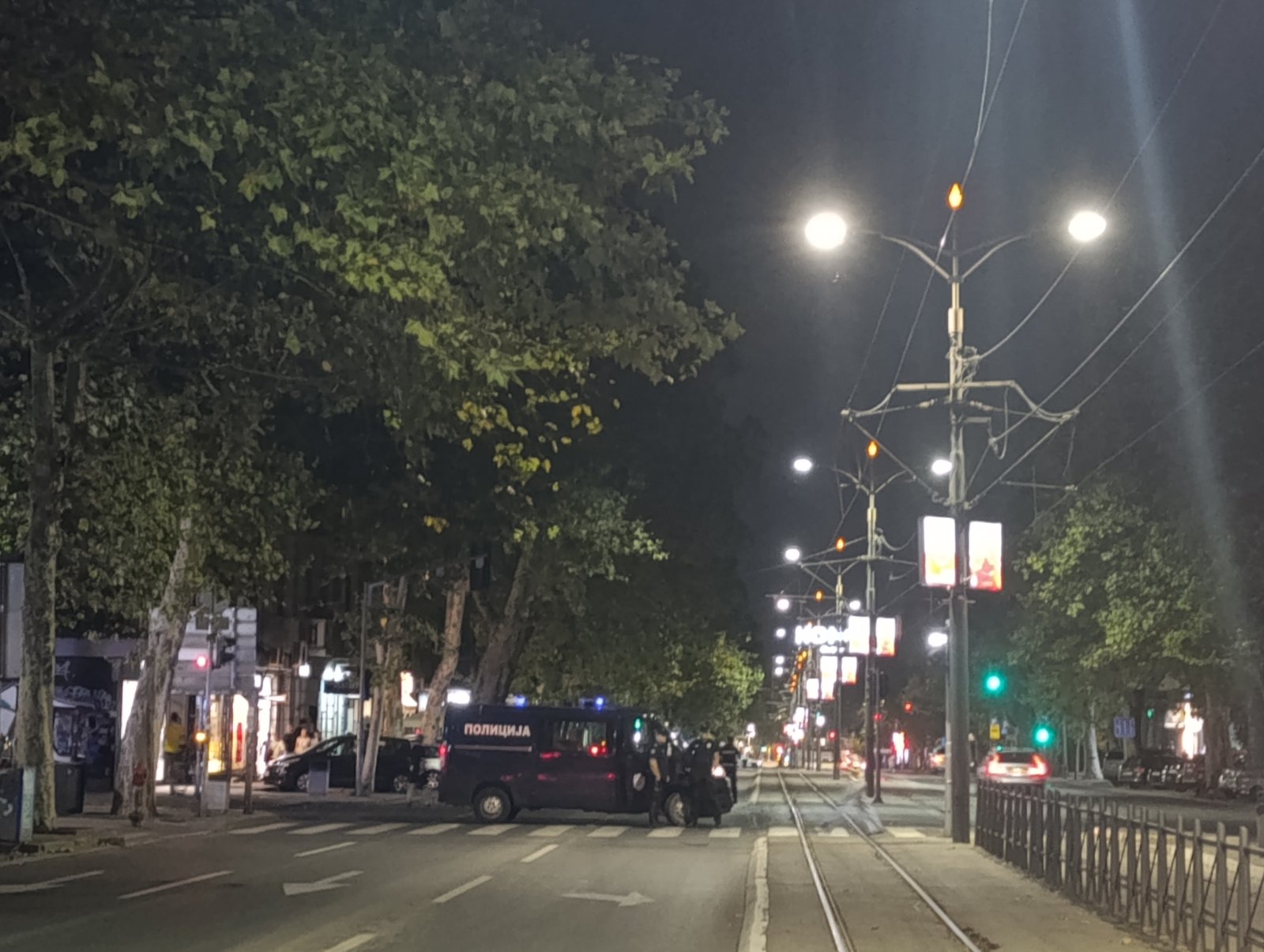 (VIDEO, FOTO) Protest "Gde smo ono stali?": Novopazarci blokirali magistralu ka Crnoj Gori, žandarmerija potisnula građane iz Cvijićeve nakon razbijanja stakla na prostorijama SNS 3