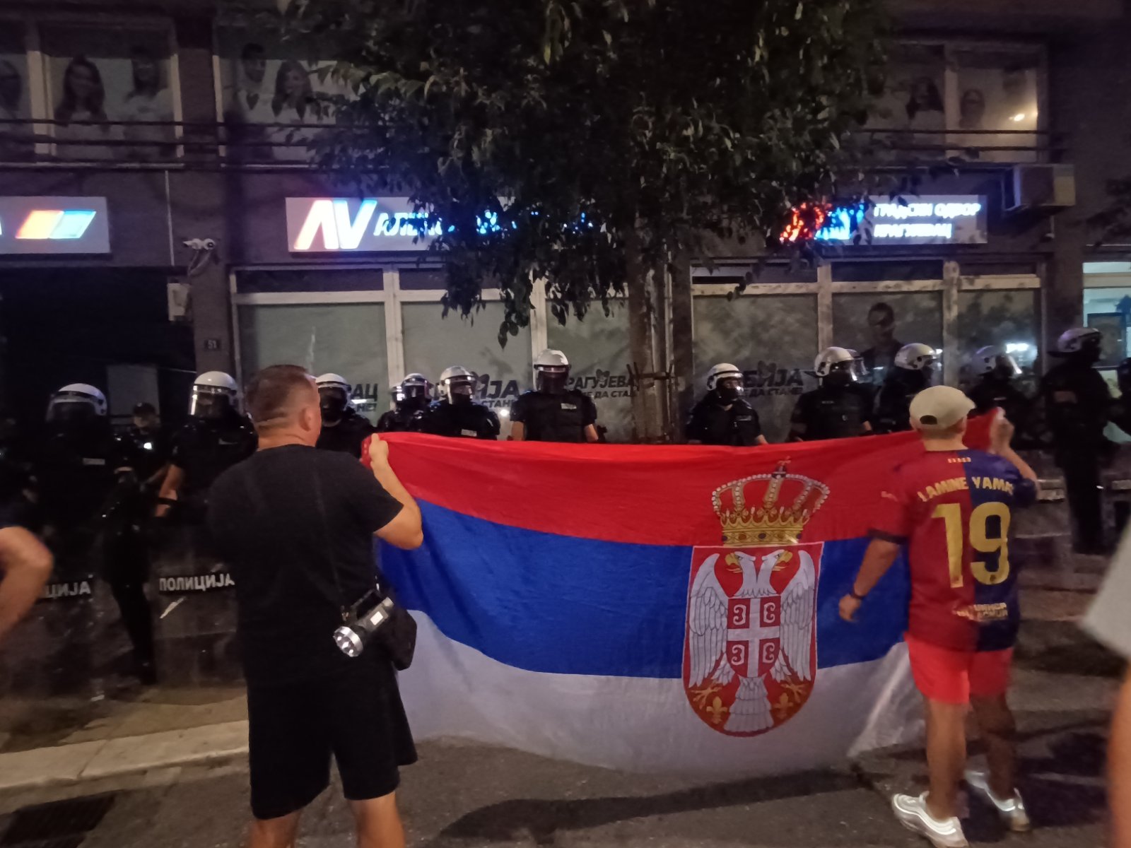(VIDEO, FOTO) Protest "Gde smo ono stali?": Novopazarci blokirali magistralu ka Crnoj Gori, žandarmerija potisnula građane iz Cvijićeve nakon razbijanja stakla na prostorijama SNS 2
