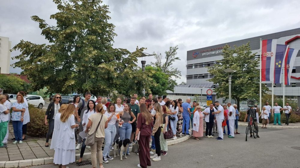 Protest studenata i građana ispred KCV u Novom Sadu zbog hapšenja tehničara: "Ko je naredio da se naš kolega liši slobode dok leči pacijente?" 1