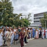 Protest studenata i građana ispred KCV u Novom Sadu zbog hapšenja tehničara: "Ko je naredio da se naš kolega liši slobode dok leči pacijente?" 9