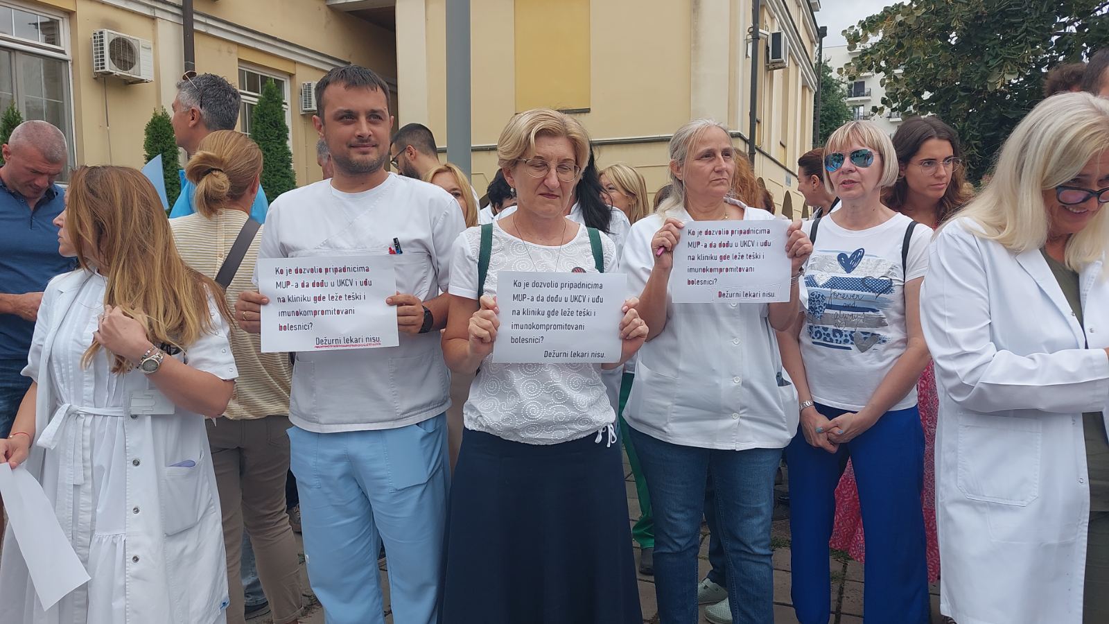 Protest studenata i građana ispred KCV u Novom Sadu zbog hapšenja tehničara: "Ko je naredio da se naš kolega liši slobode dok leči pacijente?" 2