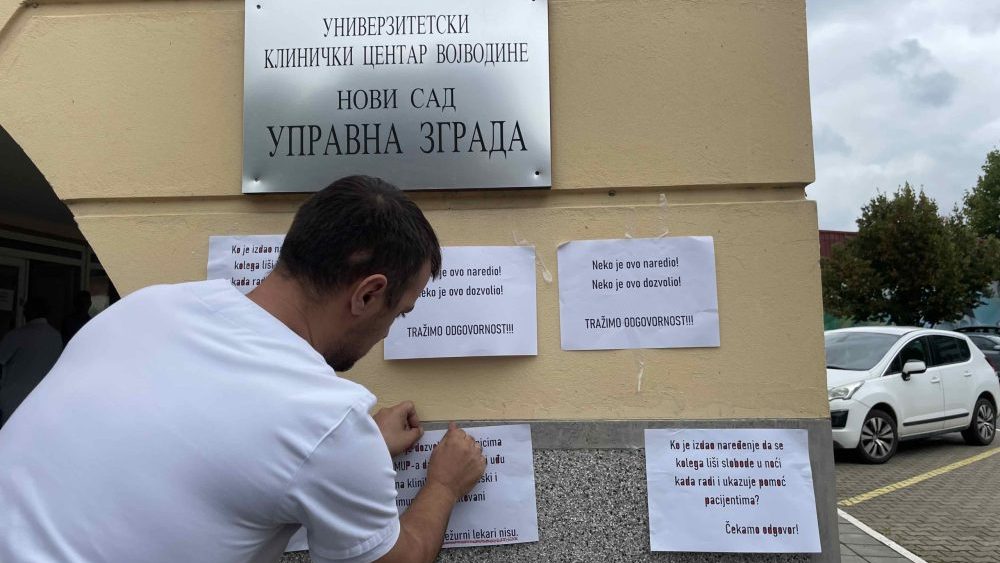Protest studenata i građana ispred KCV u Novom Sadu zbog hapšenja tehničara: "Ko je naredio da se naš kolega liši slobode dok leči pacijente?" 3