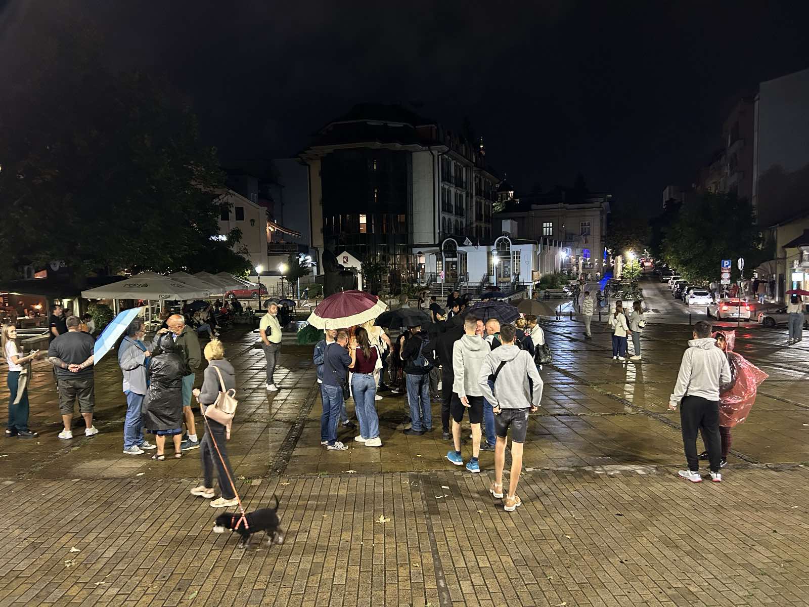 Protesti u više gradova Srbije (VIDEO, FOTO): Policijski kordoni sprečili građane da priđu bliže zgradi RTS-a 4