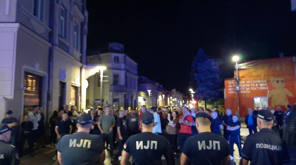 Protesti u više gradova Srbije (VIDEO, FOTO): Policijski kordoni sprečili građane da priđu bliže zgradi RTS-a 1