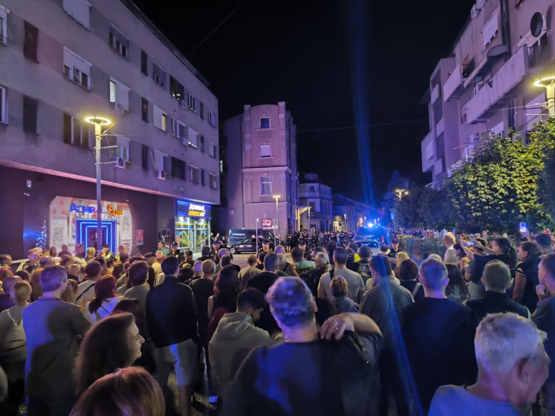 Protesti u više gradova Srbije (VIDEO, FOTO): Policijski kordoni sprečili građane da priđu bliže zgradi RTS-a 2