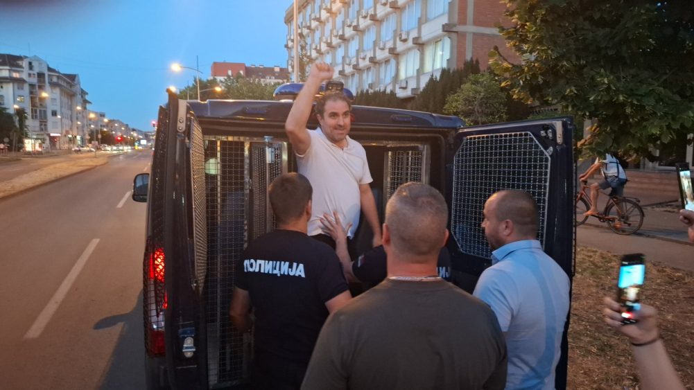 "Beskrajno nam nedostajete, na fakultetu i na ulici": Skup podrške profesoru Radivoju Jovoviću, on na terasu izašao sa crvenom maramom preko usta 3 "Beskrajno nam nedostajete, na fakultetu i na ulici": Skup podrške profesoru Radivoju Jovoviću, on na terasu izašao sa crvenom maramom preko usta 3