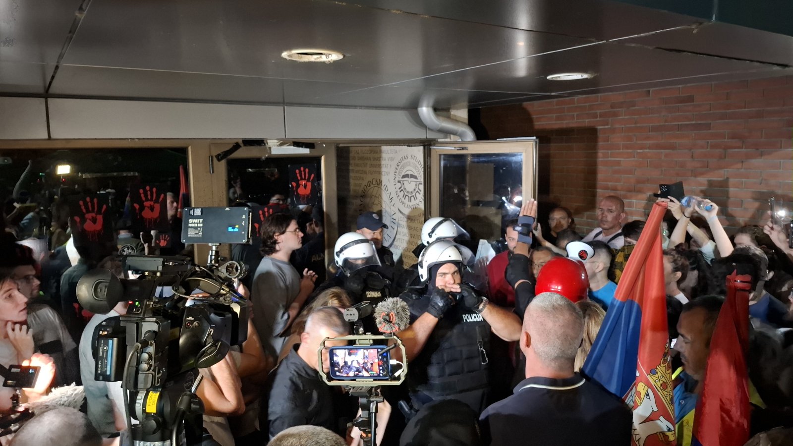 Protest ispred Filozofskog u Novom Sadu: Jake policijske snage i dalje pred fakultetom, dekan uslovio izlazak garancijom bezbednosti (FOTO, VIDEO) 2