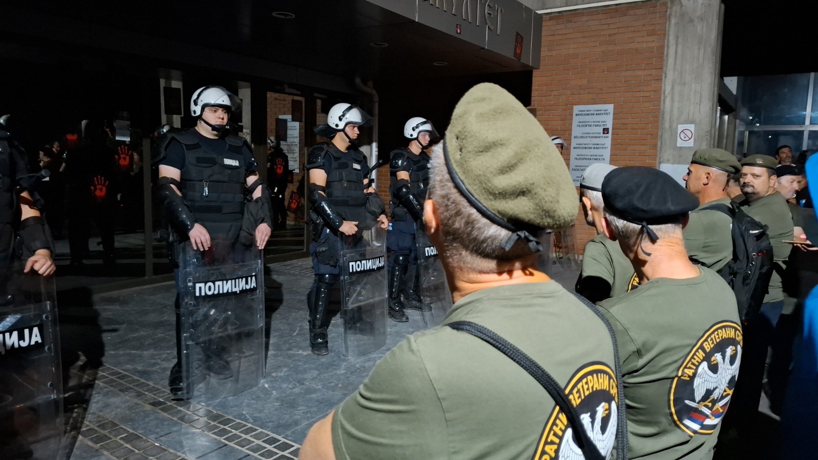 Protest ispred Filozofskog u NS: Policija potisnula građane što dalje od fakulteta, bačen suzavac i topovski udari, ima lakše povređenih (FOTO, VIDEO) 2