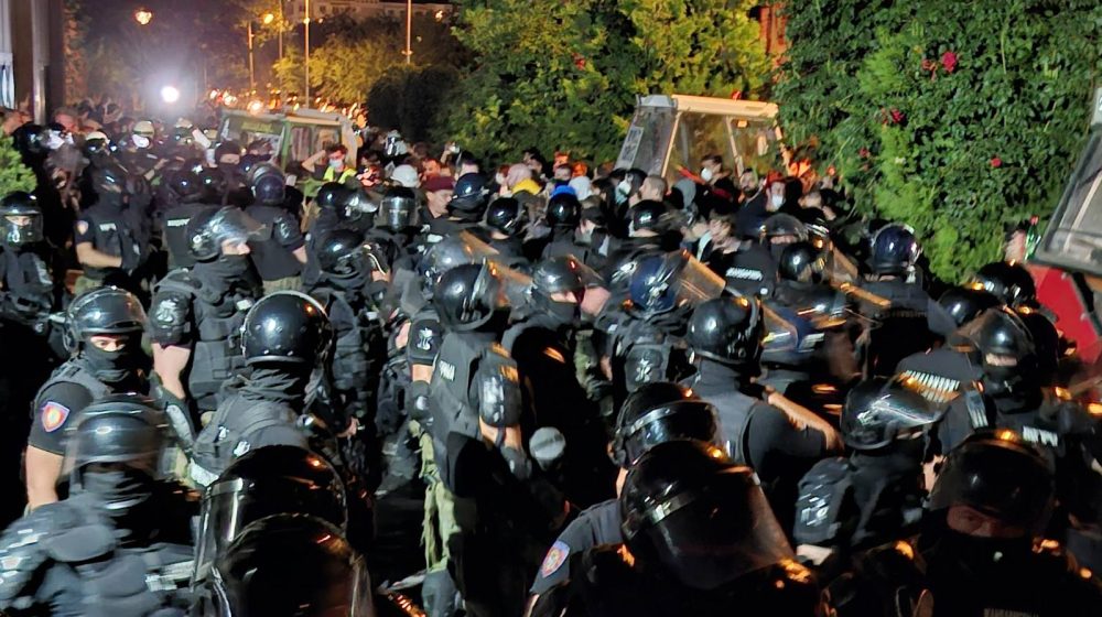 Protest ispred Filozofskog u NS: Policija potisnula građane što dalje od fakulteta, bačen suzavac i topovski udari, ima lakše povređenih (FOTO, VIDEO) 1