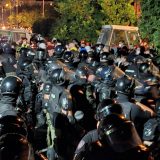 Protest ispred Filozofskog u NS: Policija potisnula građane što dalje od fakulteta, bačen suzavac i topovski udari, ima lakše povređenih (FOTO, VIDEO) 9