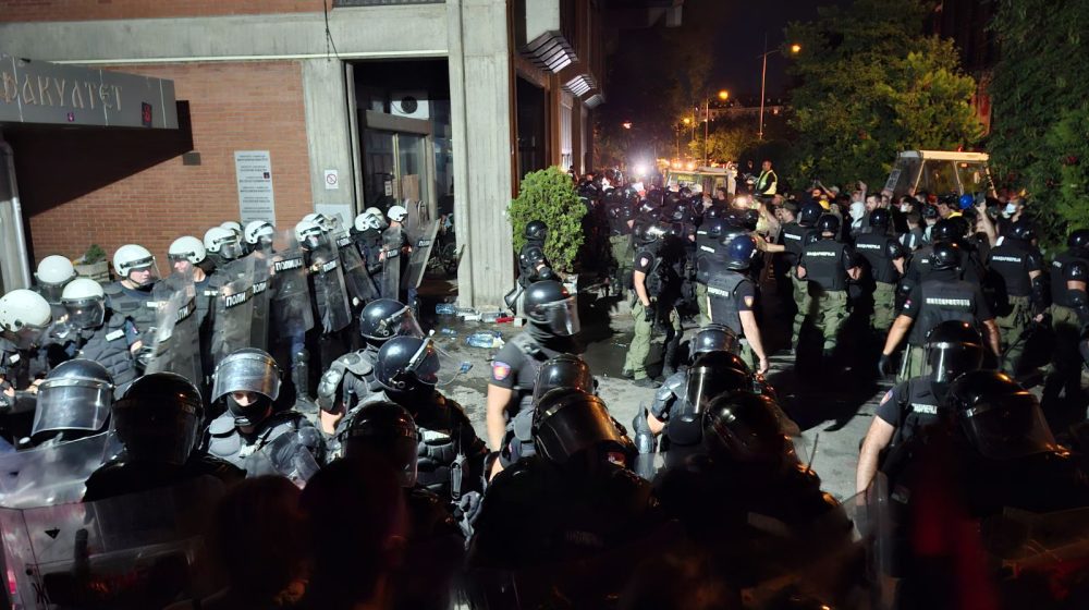 MUP: Demonstranti pokušali da nasilno uđu na Filozofski fakultet, policija sprečila upad 1