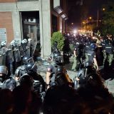 MUP: Demonstranti pokušali da nasilno uđu na Filozofski fakultet, policija sprečila upad 11