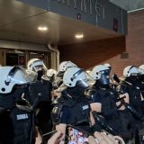 Protest ispred Filozofskog u NS, podrška stigla i iz drugih gradova: Policija poručila "ako bude mirno, niko vas neće dirati" (VIDEO, FOTO) 9