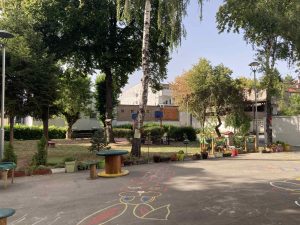 Roditelji dece iz vrtića "Draguljče" na Zvezdari tvrde da je jutros smenjena rukovoditeljka tog vrtića Milena Pavlović, koja je prema njihovim rečima, "vrtić podigla iz pepela", a sa roditeljima imala odličnu saradnju.