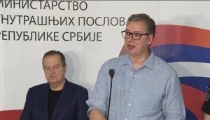 Predsednik Srbije Aleksandar Vučić večeras je izjavio da se u prostorijama SNS u Novom Sadu nalaze 64 povređene pristalice te stranke, i dodao da "za batinaše i hulgane neće biti milosti".
