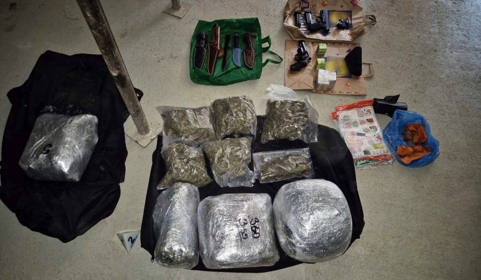 (FOTO) Uhapšeni dileri droge u Novom Sadu: Zaplenjeno 30 kilograma marihuane i osam litara amfetaminskog ulja 1