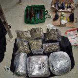 (FOTO) Uhapšeni dileri droge u Novom Sadu: Zaplenjeno 30 kilograma marihuane i osam litara amfetaminskog ulja 8
