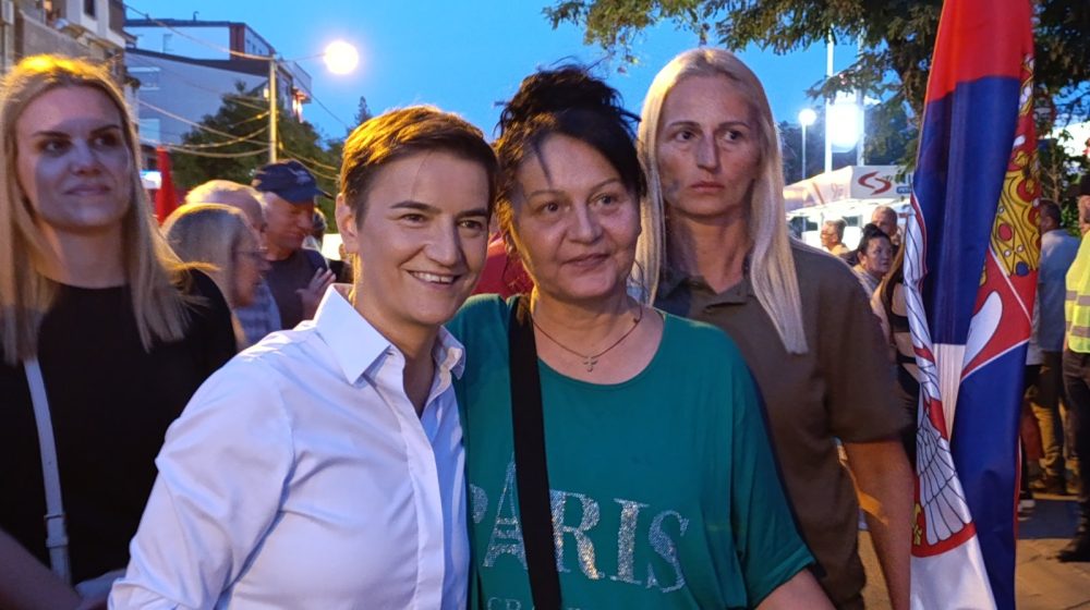 Brnabić iznenađena novinarom Danasa u Borči, pa poručila: Vi širite mržnju (VIDEO) 1