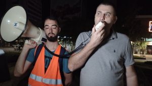 Nekadašnji predsednik Vojnog sindikata Srbije Novica Antić pozvao je večeras u Kragujevcu da se nastavi sa održavanjem protesta dok vlasti ne raspišu izbore, pozivajući građane da održe "sabornost, slogu i jedinstvo".