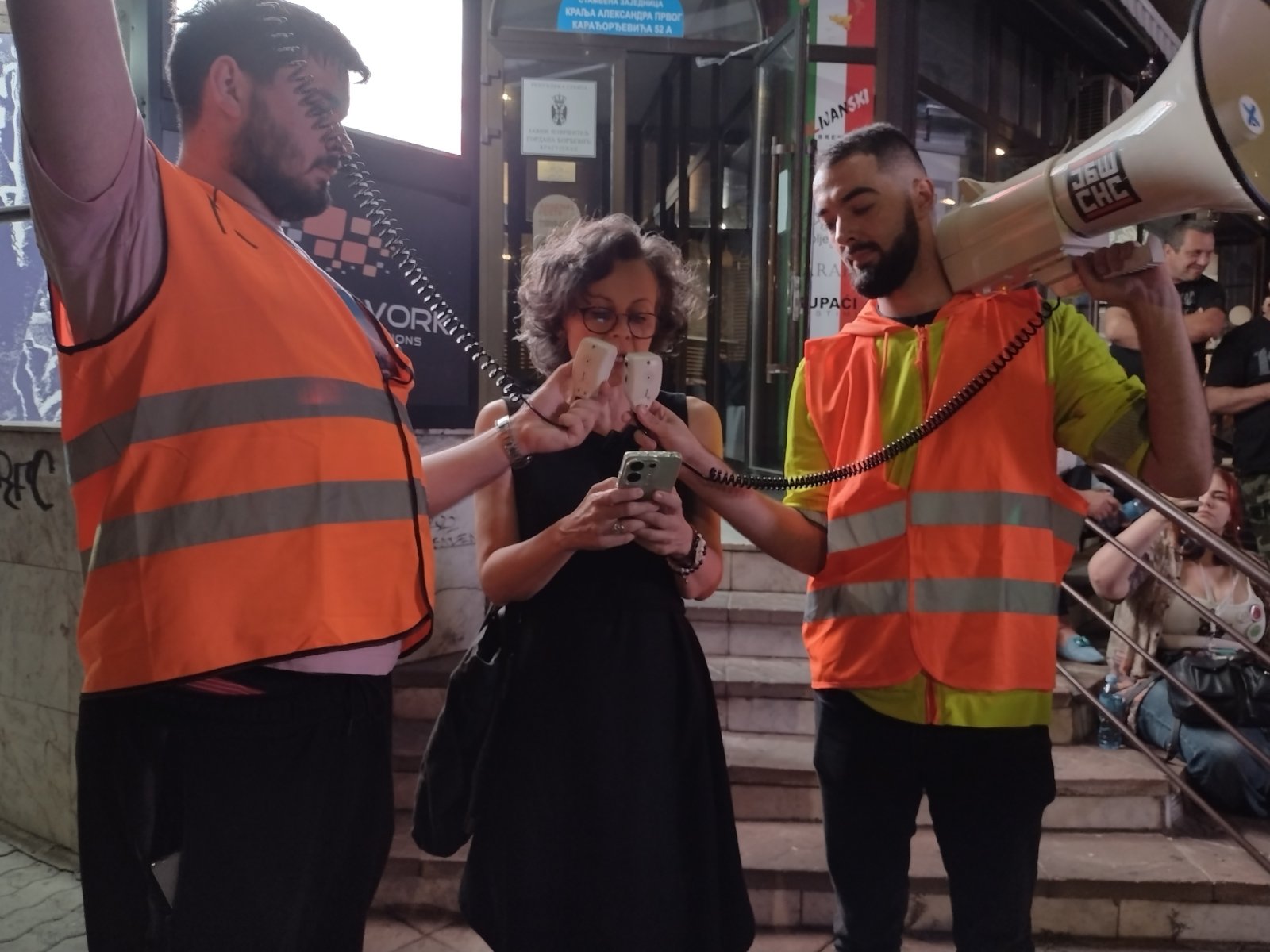Protest srednjoškolaca i studenata u gradovima širom Srbije: Građani odali počast nastradalima na Trgu Republike, policija čuvala "Ćacilend"(FOTO, VIDEO) 2