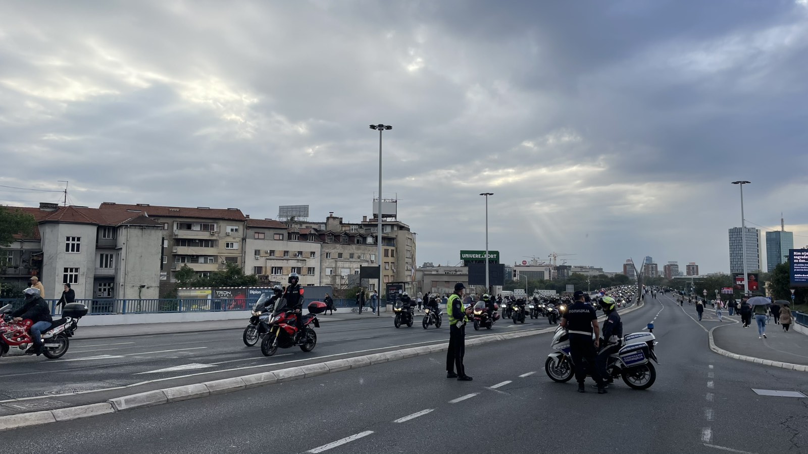 Protesti i kontraprotesti: Dve osobe pretučene u Čačku, incidenti u Bogatiću, privođenja kod Palilulske pijace (VIDEO, FOTO) 10