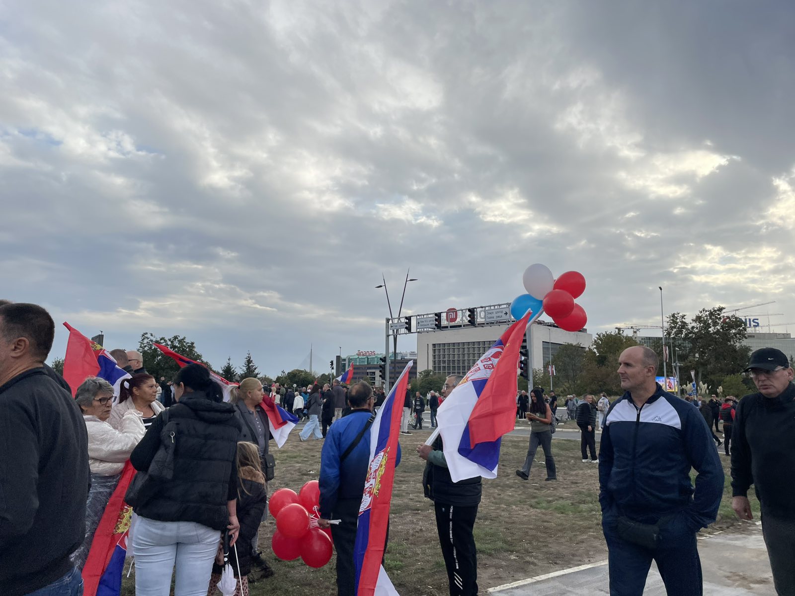 Protesti i kontraprotesti: Dve osobe pretučene u Čačku, incidenti u Bogatiću, privođenja kod Palilulske pijace (VIDEO, FOTO) 8