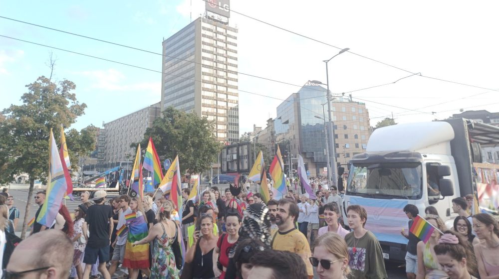 Protestna kolona Prajda prošetala Beogradom: Poruke solidarnosti sa studentima, poručeno "Vučiću odlazi" i "Borimo se za prava"(VIDEO, FOTO) 1