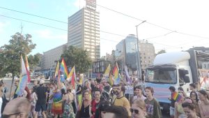 Učesnici Prajda danas su održali protestnu šetnju, Paradu ponosa, koja se ove godine održava pod sloganom „Za porodicu“. Okupljanje je počelo u 16 časova u beogradskom parku Manjež, a zahtevi LGBT+ zajednice za jednaka prava u Srbiji i dalje ostaju neispunjeni.