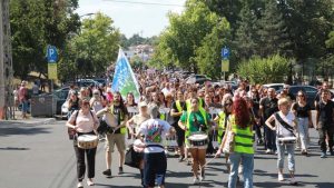 - Studenti novosadskog Faktulteta tehničkih nauka (FTN) objavili su danas da su dobili informaciju da su pre nekoliko sati napudnuti studenti i građani u selu Jabuka pored stola za razgovor akcije "Student u svakom selu".