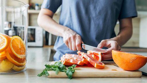 Da li svi treba da uzimamo vitaminske suplemente 4 Čovek seče citrus nožem