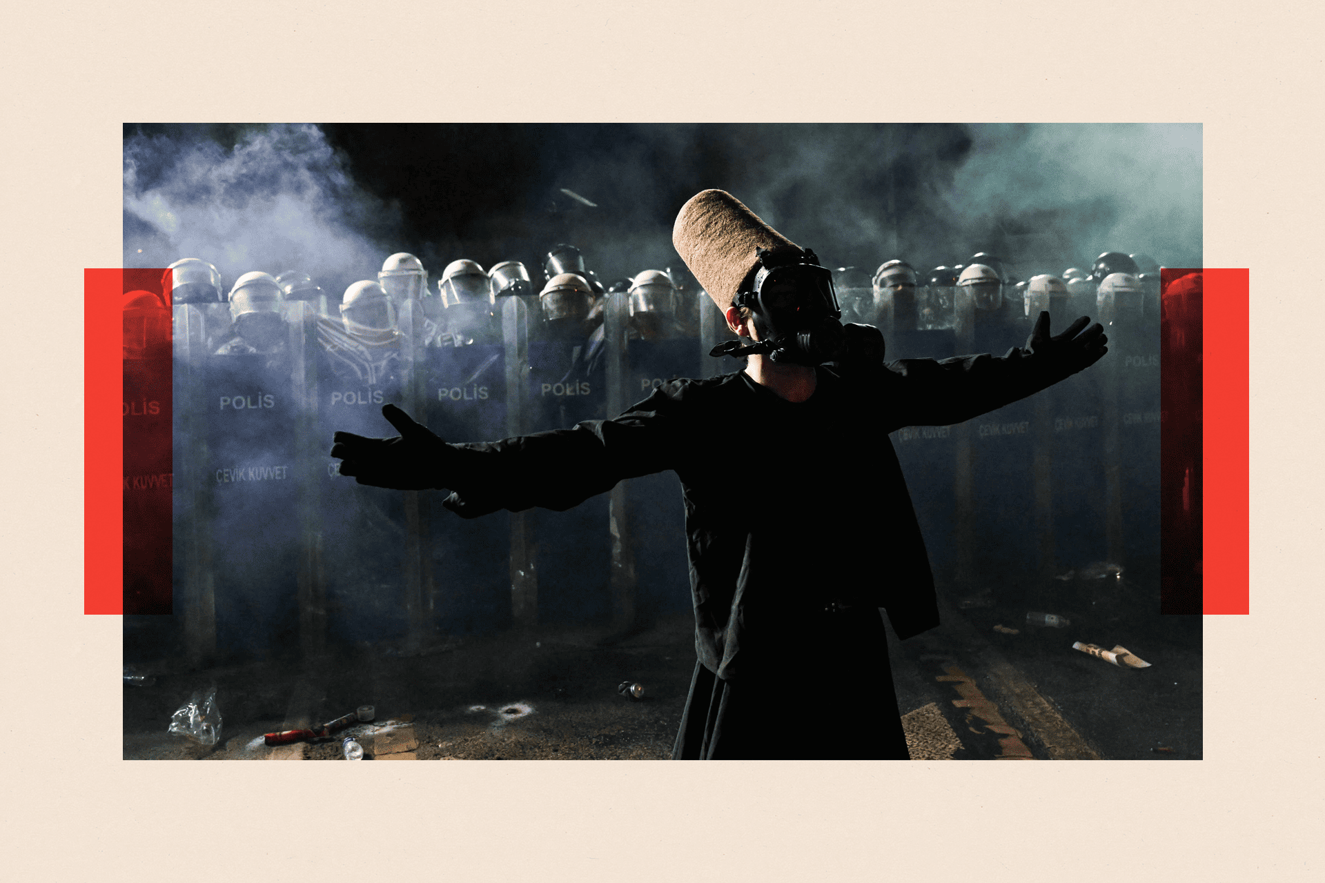 Jasin Akgul je fotografisao ovog demonstranta odevenog kao derviš dok nosi gas masku