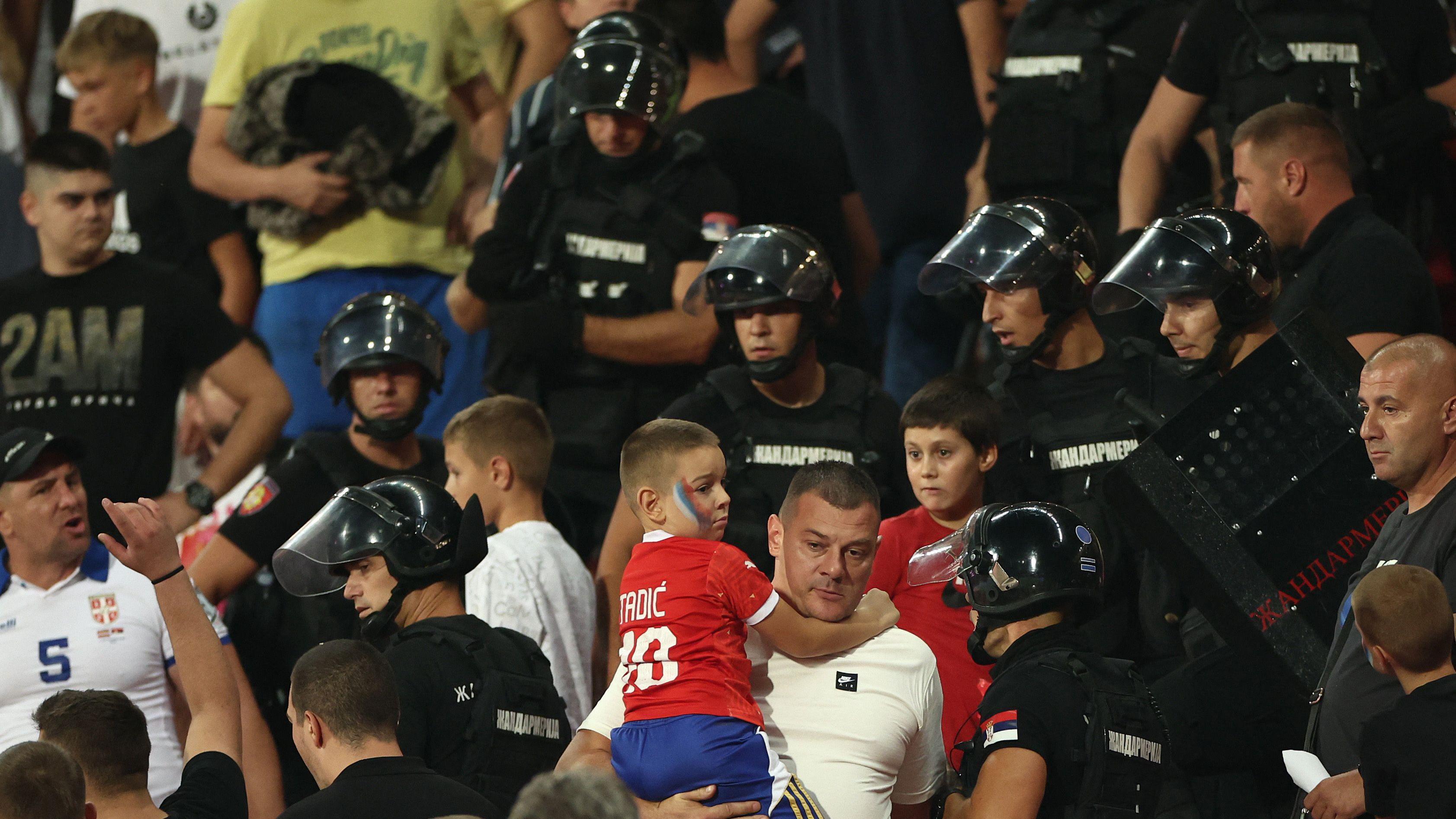 'Petarda': Debakl Srbije protiv Engleske, uz tenzije na tribinama i povike 'Piksi, odlazi' 3 Tenzije