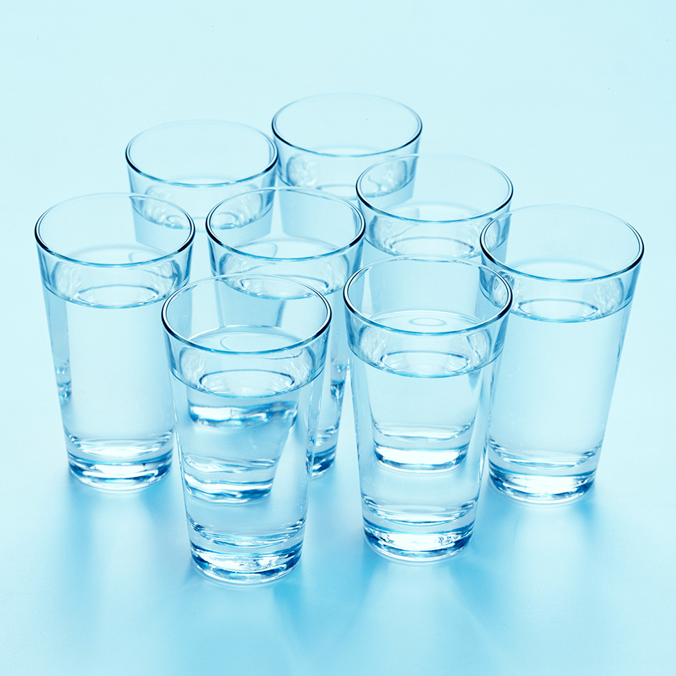 San, vežbanje, hidriranje - da li zaista moramo da se držimo preporučenih dnevnih doza 2 Osam providnih čaša napunjenih vodom. Svaka čaša je ravnomerno razmaknuta.