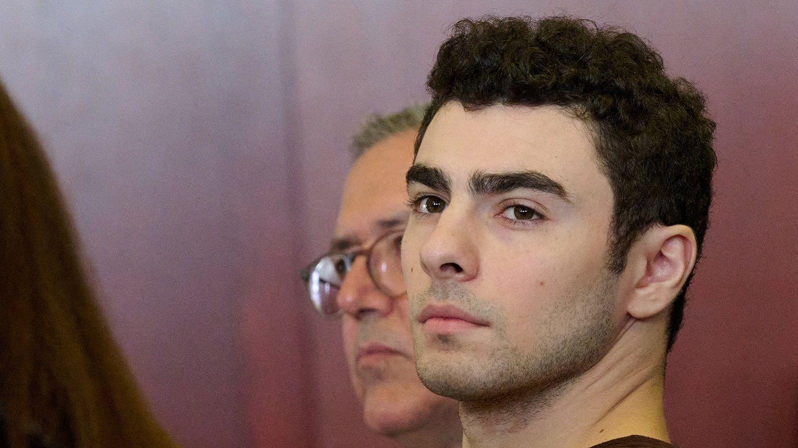 Portretna fotografija Luiđija Manđonea u sudnico, iza njega je advokat sa naočalama