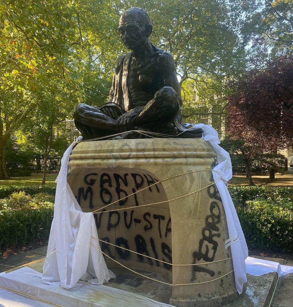 Vandalizovani spomenik Mahatmi Gandiju u Londonu