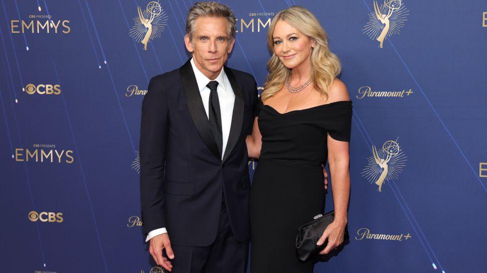 Sidni Svini, Džena Ortega, Selena Gomez i sjaj dodele Emi nagrada u fotografijama 4 Ben Stiler u odelu sa suprugom Kristin Tejlor u crnoj haljini