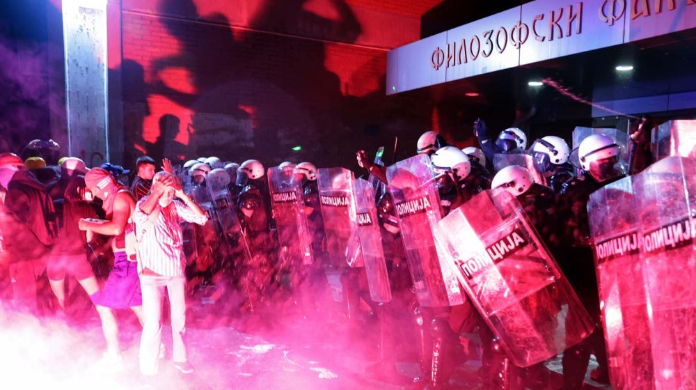 Policija uhapsila još jednu osobu "zbog nasilničkog ponašanja" ispred Filozofskog fakulteta u Novom Sadu 1