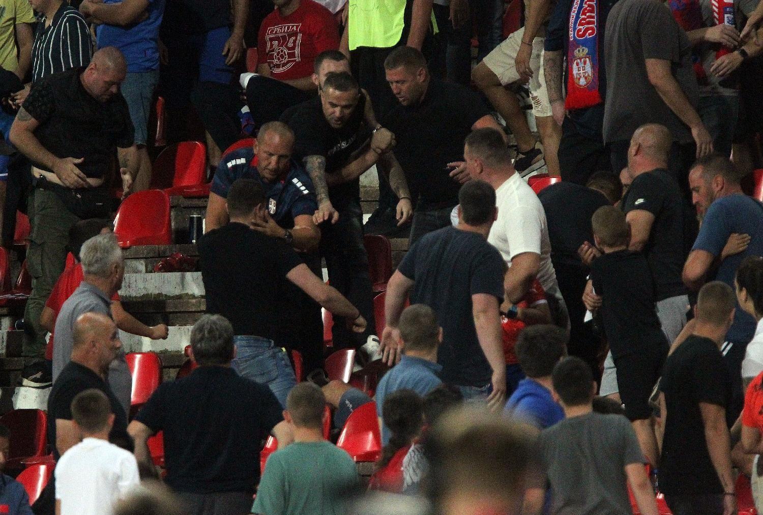 Srbija-Engleska: Brodolom i incidenti na tribinama - u fotografijama 2 srbija - engleska, incidenti na utakmici srbija - engleska