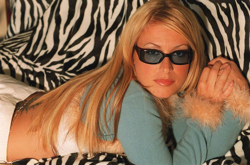 Anastasija za BBC: 'Švarceneger me je terao da pevam Whatta Man 12 puta' 3 Anastasija leži na sofi sa crno-belim šarama