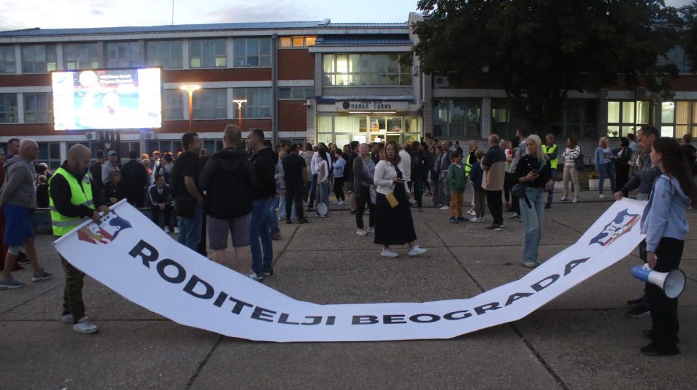 Ministarstvo prosvete uvelo prinudnu upravu u OŠ "Pavle Savić": Roditelji učenika kažu "reč je o stranačkom kadru" 7